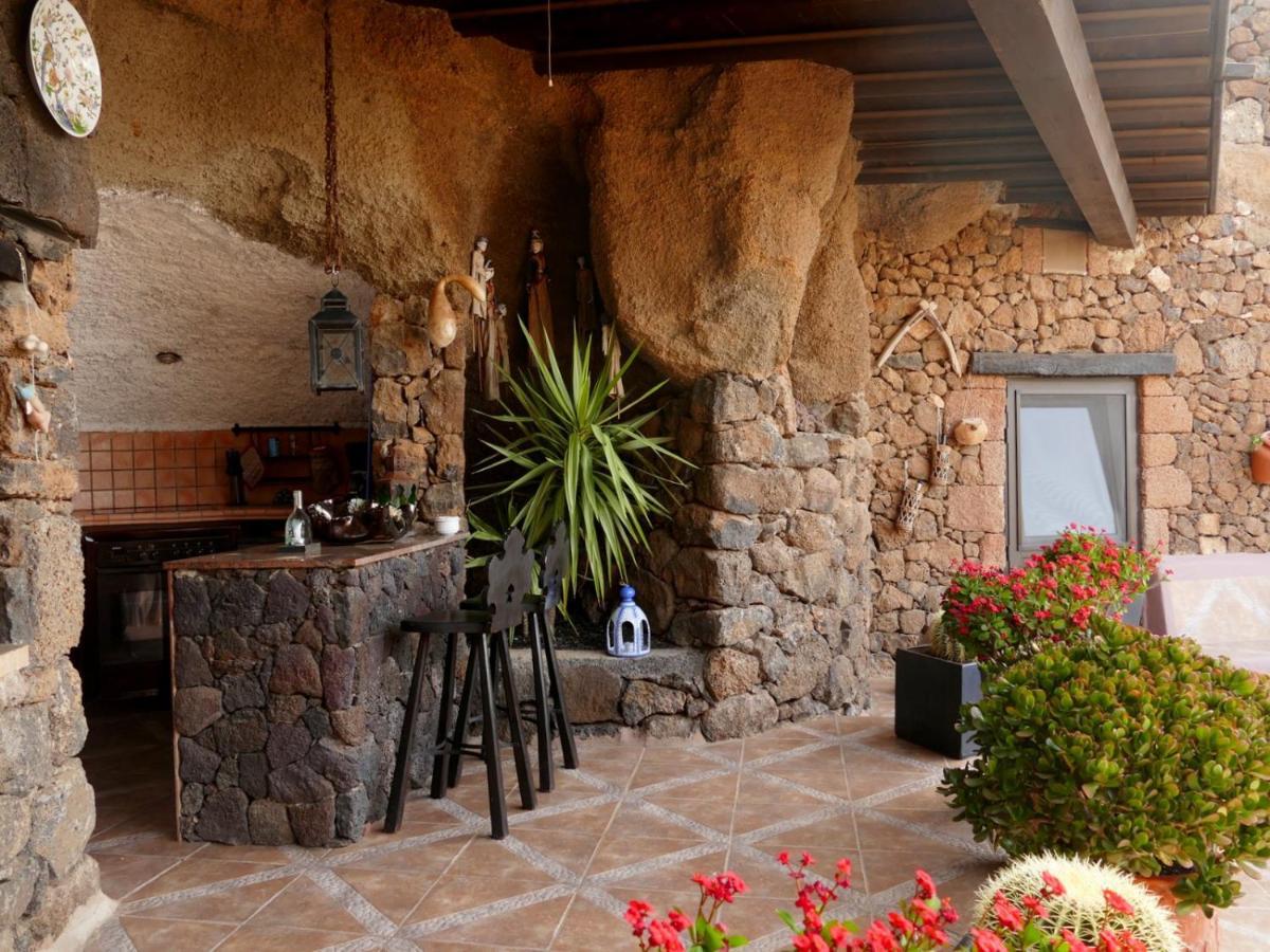 Tías Castillo Lanzarote Villa Sophie - Luxury Villa -Sleep In A Volcanic Cave With Heated Pool מראה חיצוני תמונה