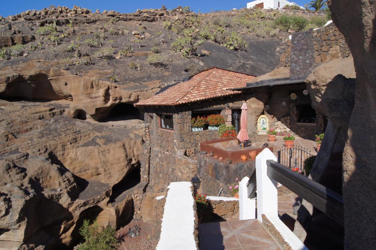 Tías Castillo Lanzarote Villa Sophie - Luxury Villa -Sleep In A Volcanic Cave With Heated Pool מראה חיצוני תמונה