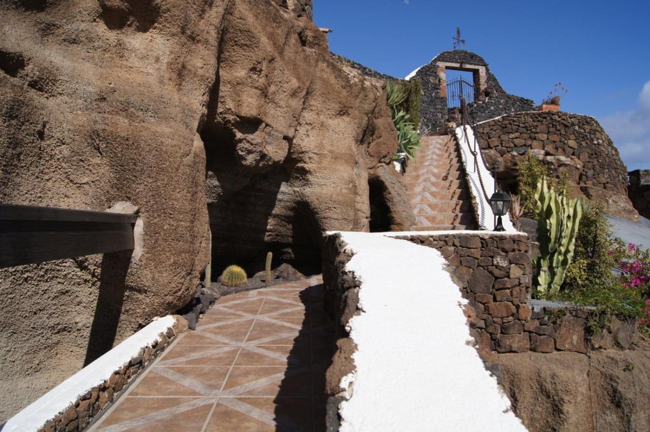 Tías Castillo Lanzarote Villa Sophie - Luxury Villa -Sleep In A Volcanic Cave With Heated Pool מראה חיצוני תמונה