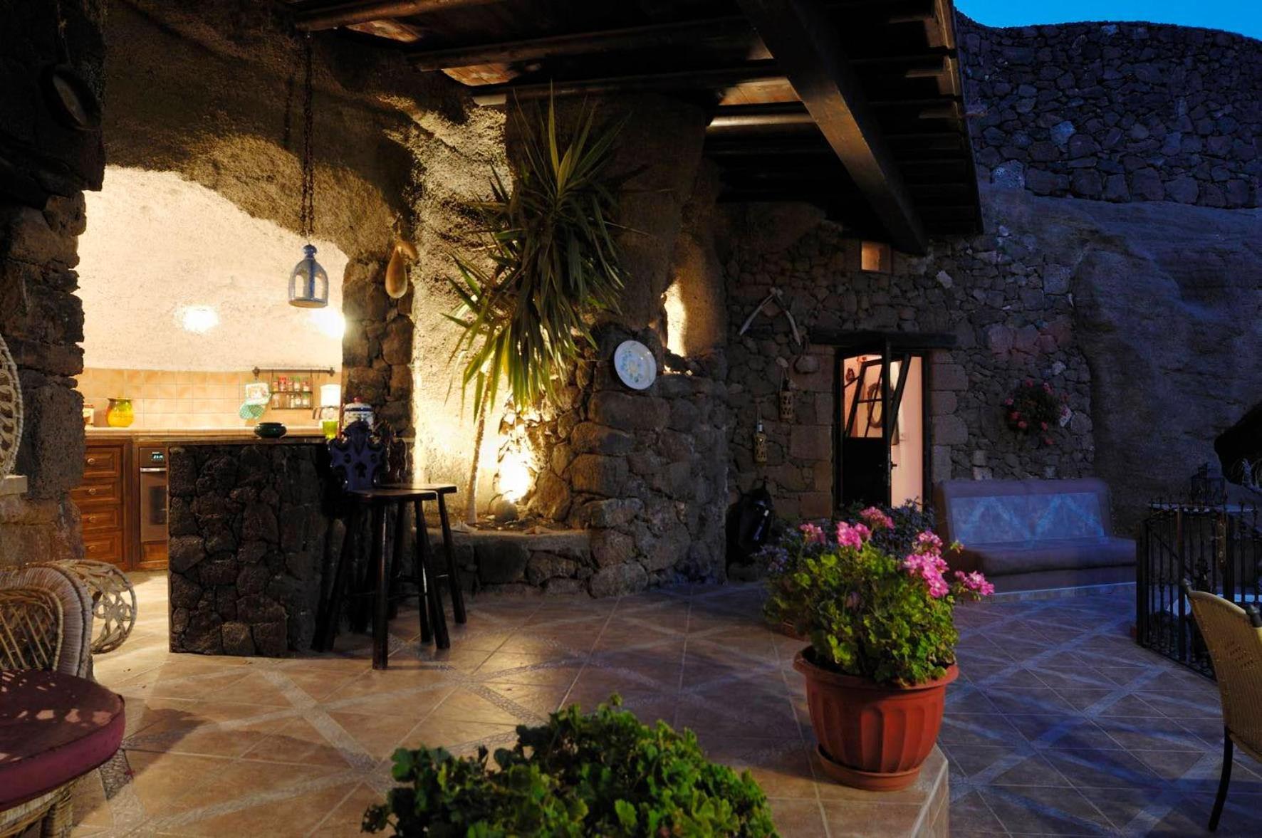 Tías Castillo Lanzarote Villa Sophie - Luxury Villa -Sleep In A Volcanic Cave With Heated Pool מראה חיצוני תמונה