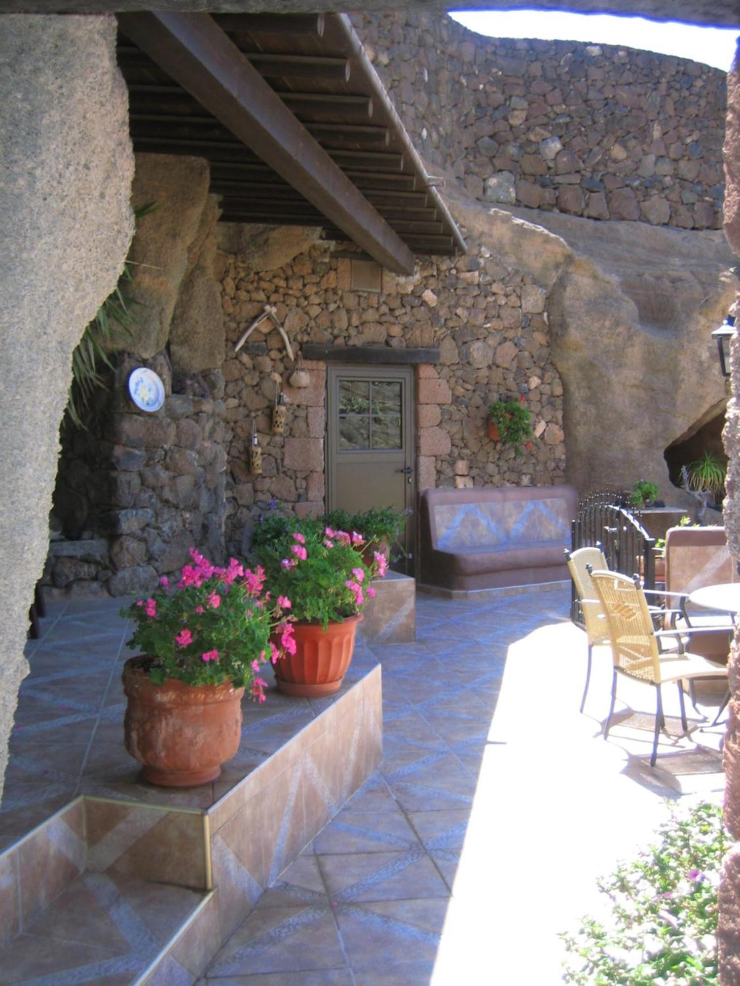 Tías Castillo Lanzarote Villa Sophie - Luxury Villa -Sleep In A Volcanic Cave With Heated Pool מראה חיצוני תמונה