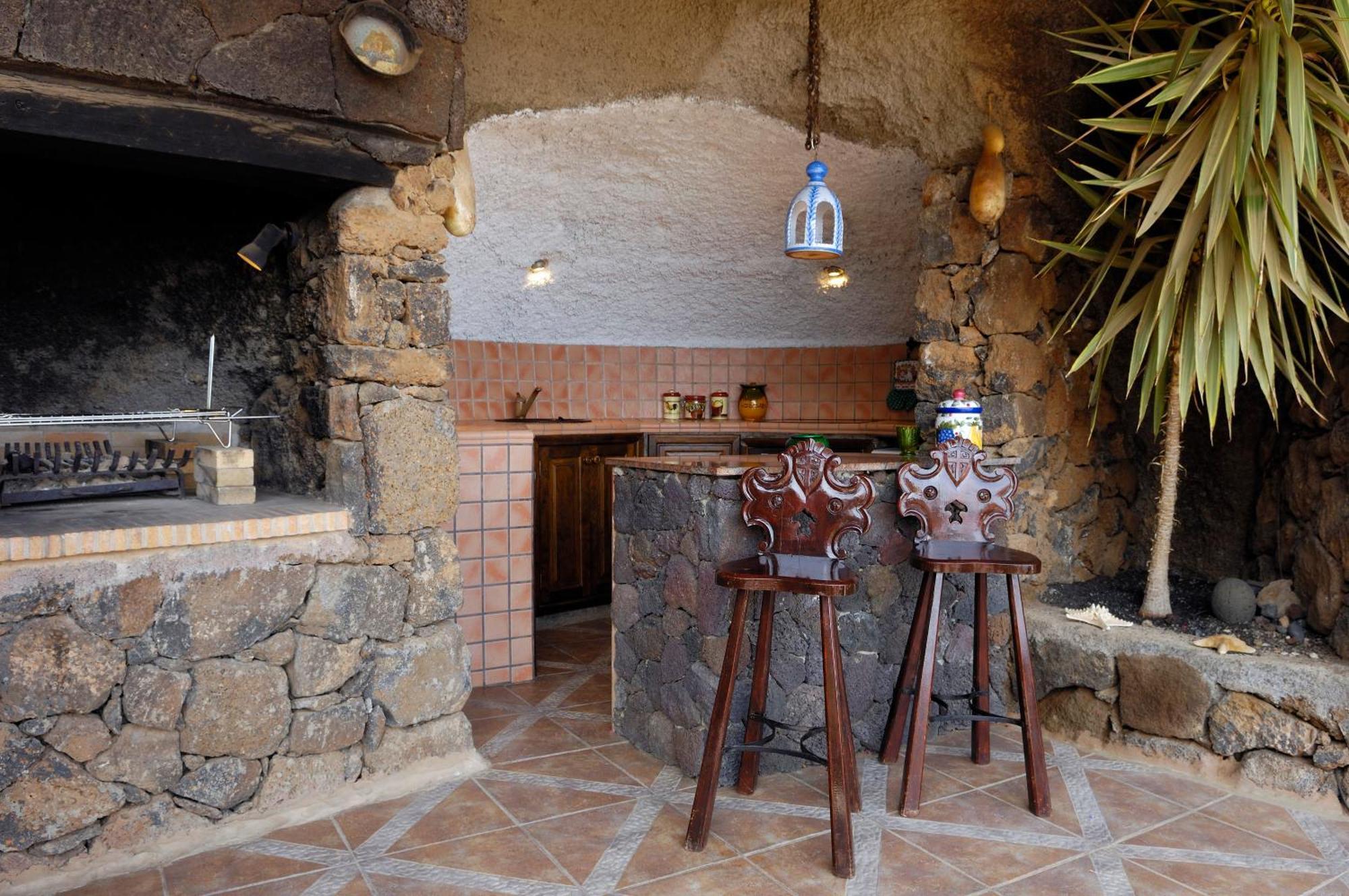 Tías Castillo Lanzarote Villa Sophie - Luxury Villa -Sleep In A Volcanic Cave With Heated Pool מראה חיצוני תמונה