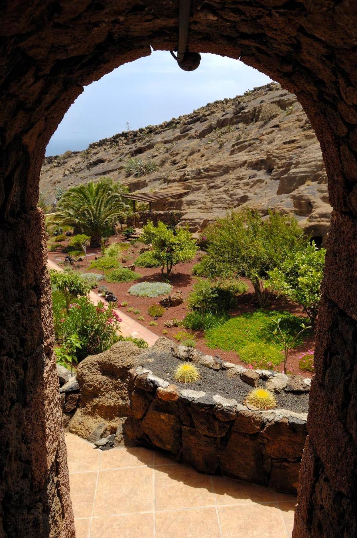 Tías Castillo Lanzarote Villa Sophie - Luxury Villa -Sleep In A Volcanic Cave With Heated Pool מראה חיצוני תמונה
