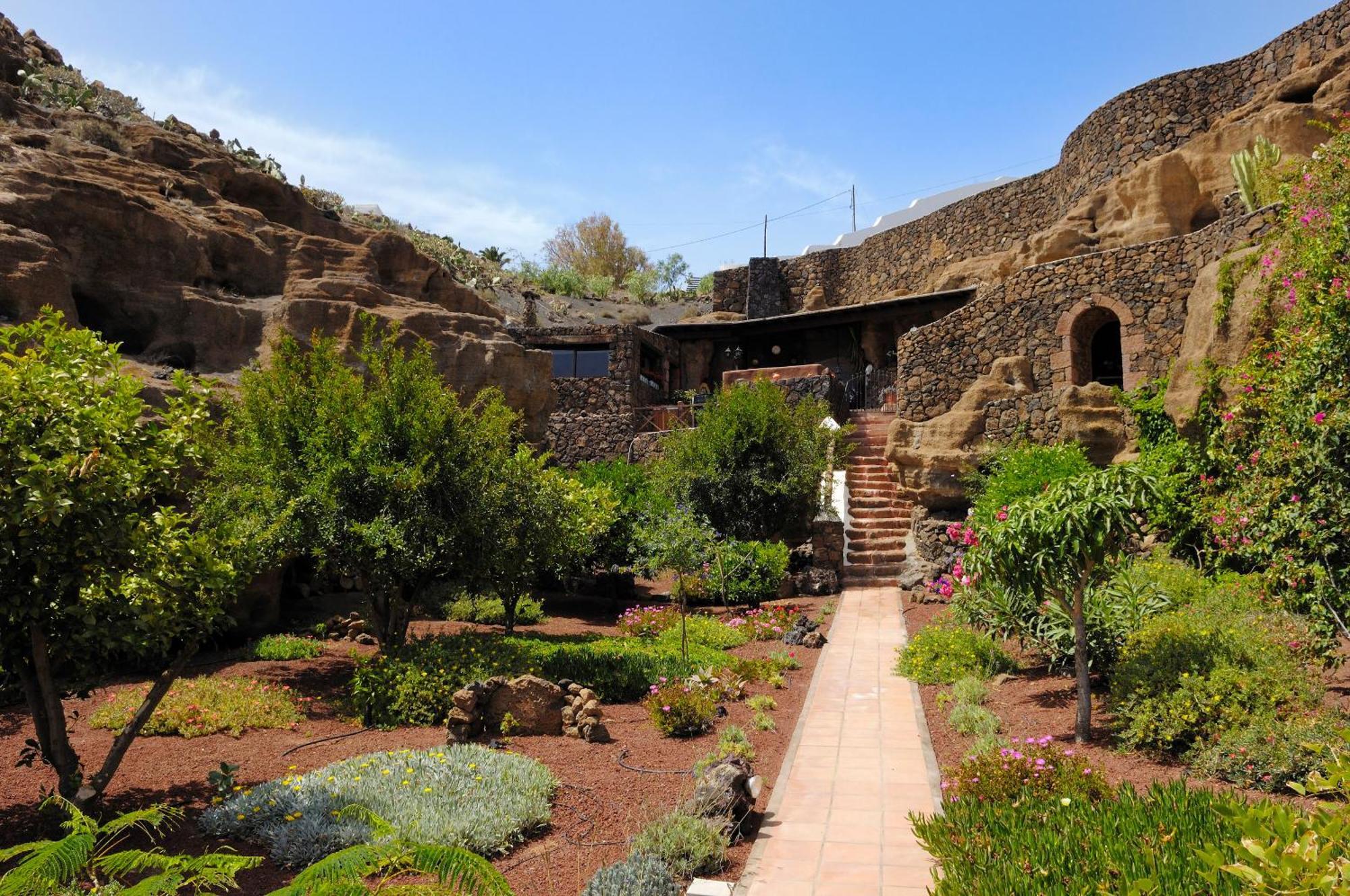 Tías Castillo Lanzarote Villa Sophie - Luxury Villa -Sleep In A Volcanic Cave With Heated Pool מראה חיצוני תמונה