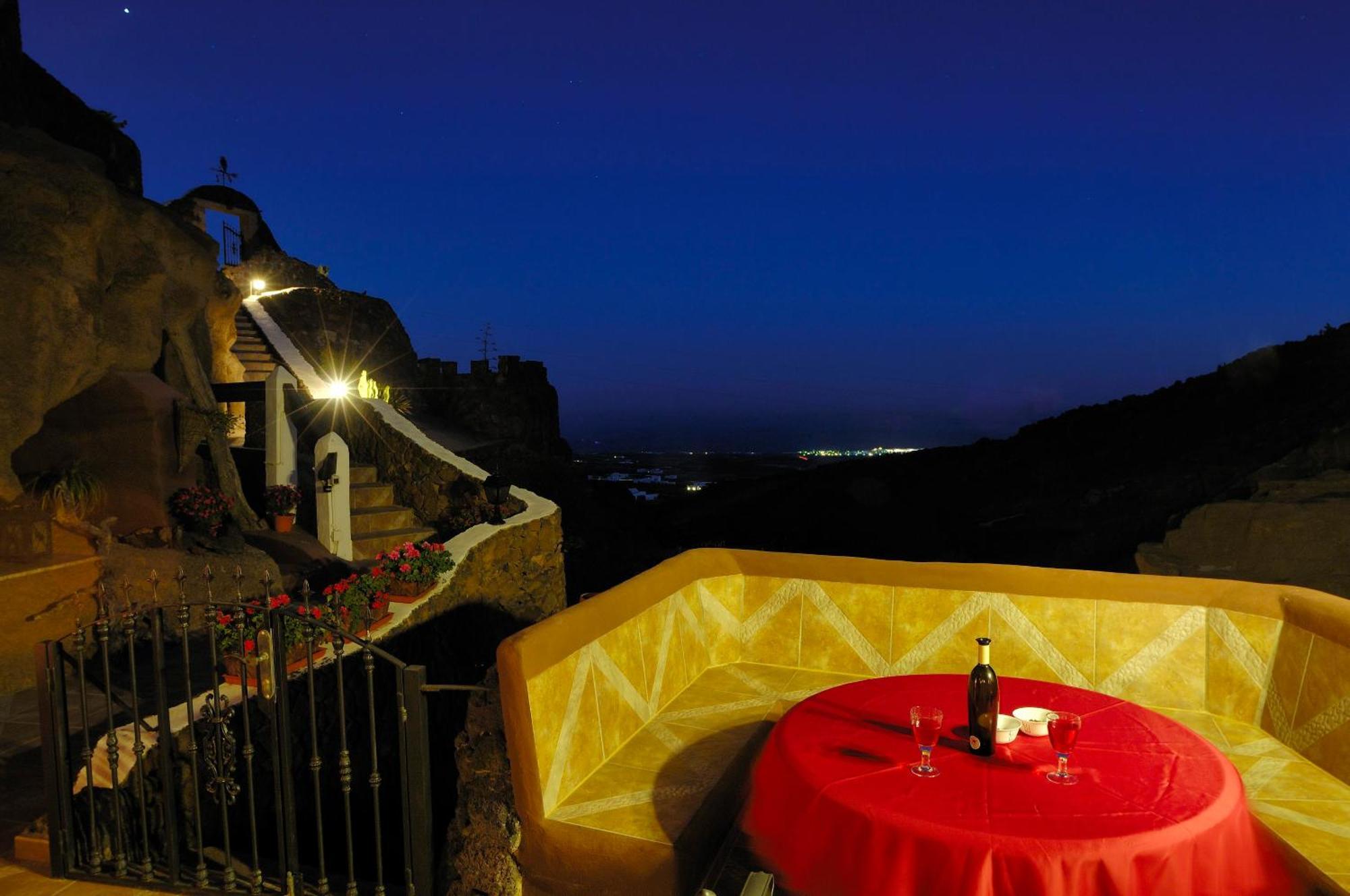 Tías Castillo Lanzarote Villa Sophie - Luxury Villa -Sleep In A Volcanic Cave With Heated Pool מראה חיצוני תמונה