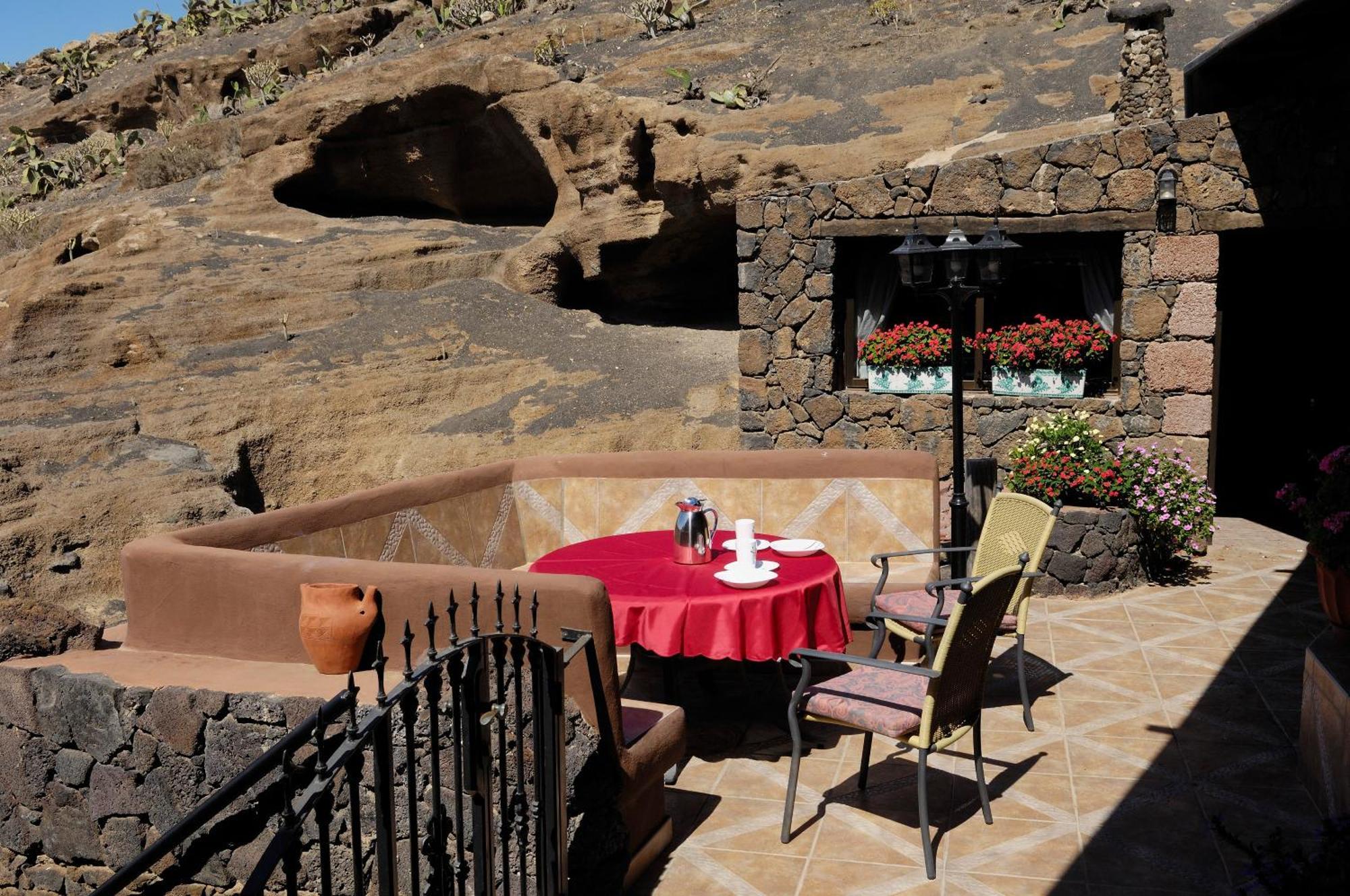 Tías Castillo Lanzarote Villa Sophie - Luxury Villa -Sleep In A Volcanic Cave With Heated Pool מראה חיצוני תמונה