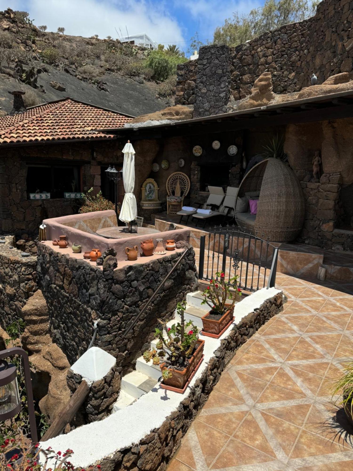 Tías Castillo Lanzarote Villa Sophie - Luxury Villa -Sleep In A Volcanic Cave With Heated Pool מראה חיצוני תמונה