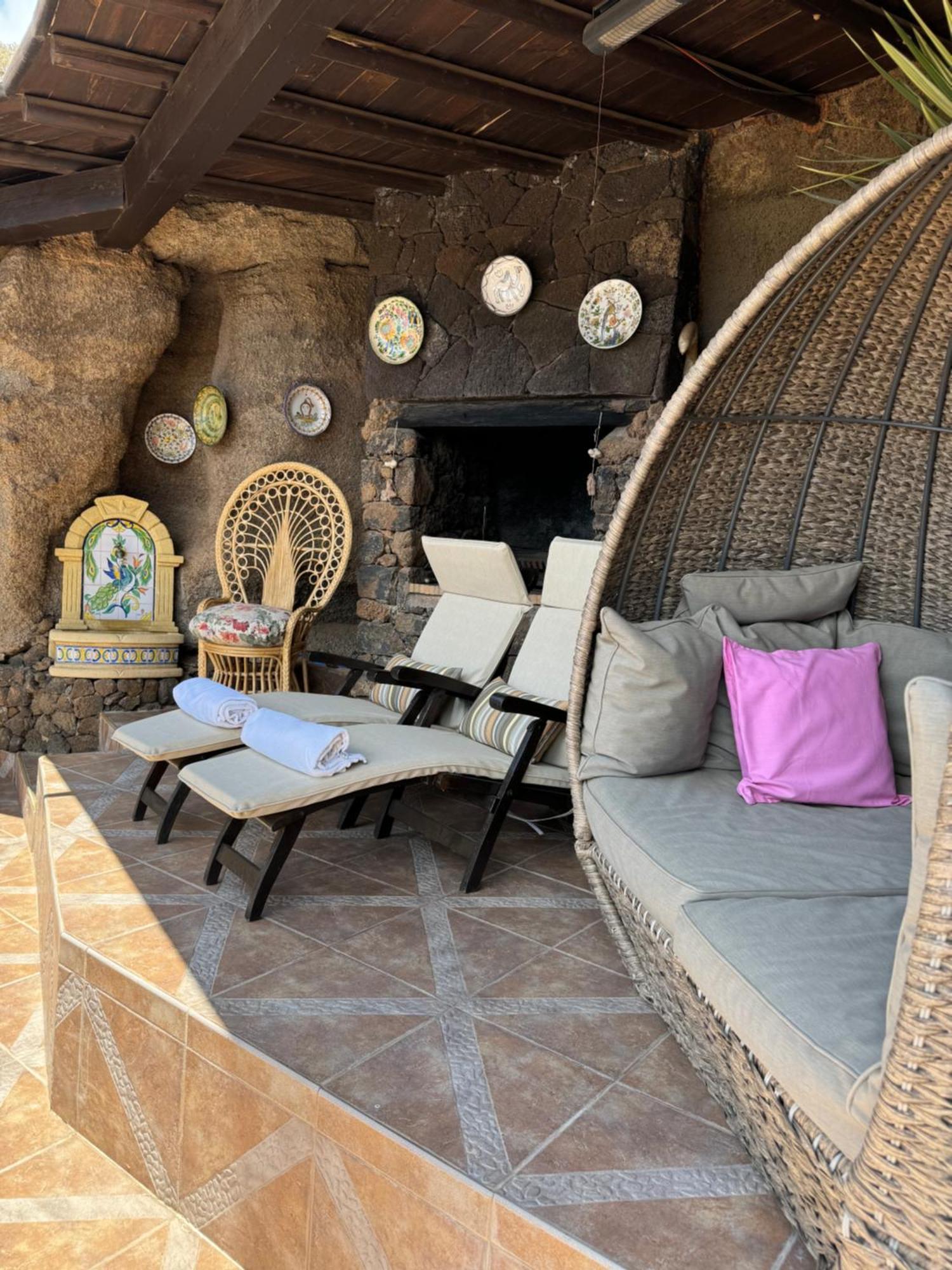 Tías Castillo Lanzarote Villa Sophie - Luxury Villa -Sleep In A Volcanic Cave With Heated Pool מראה חיצוני תמונה