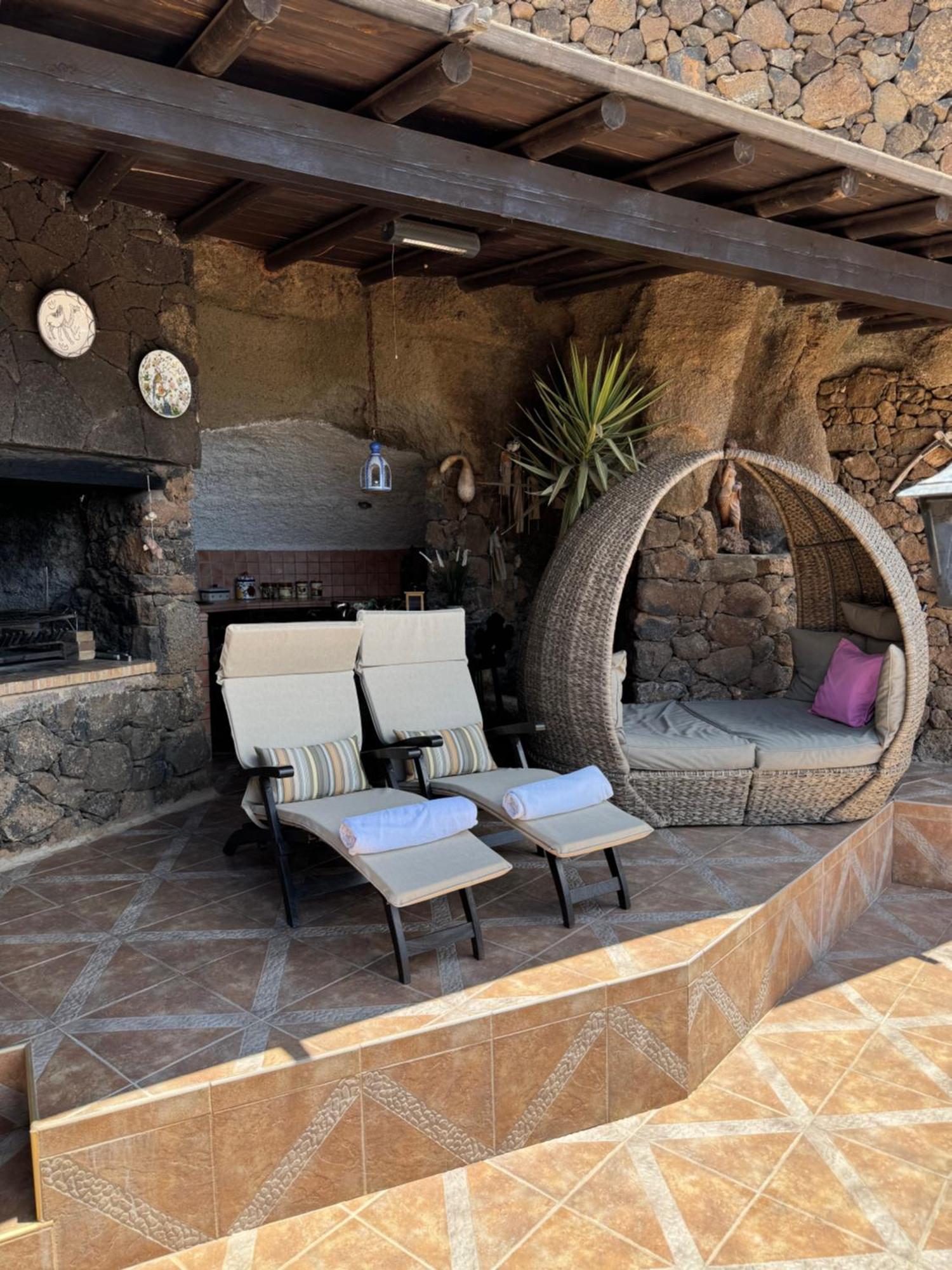Tías Castillo Lanzarote Villa Sophie - Luxury Villa -Sleep In A Volcanic Cave With Heated Pool מראה חיצוני תמונה